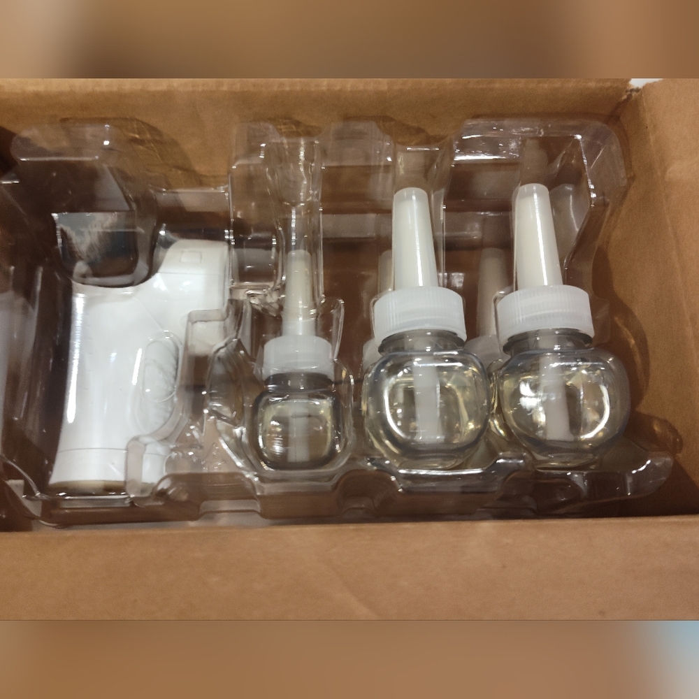 NWT! Glade Plug-In Oil Diffuser Set